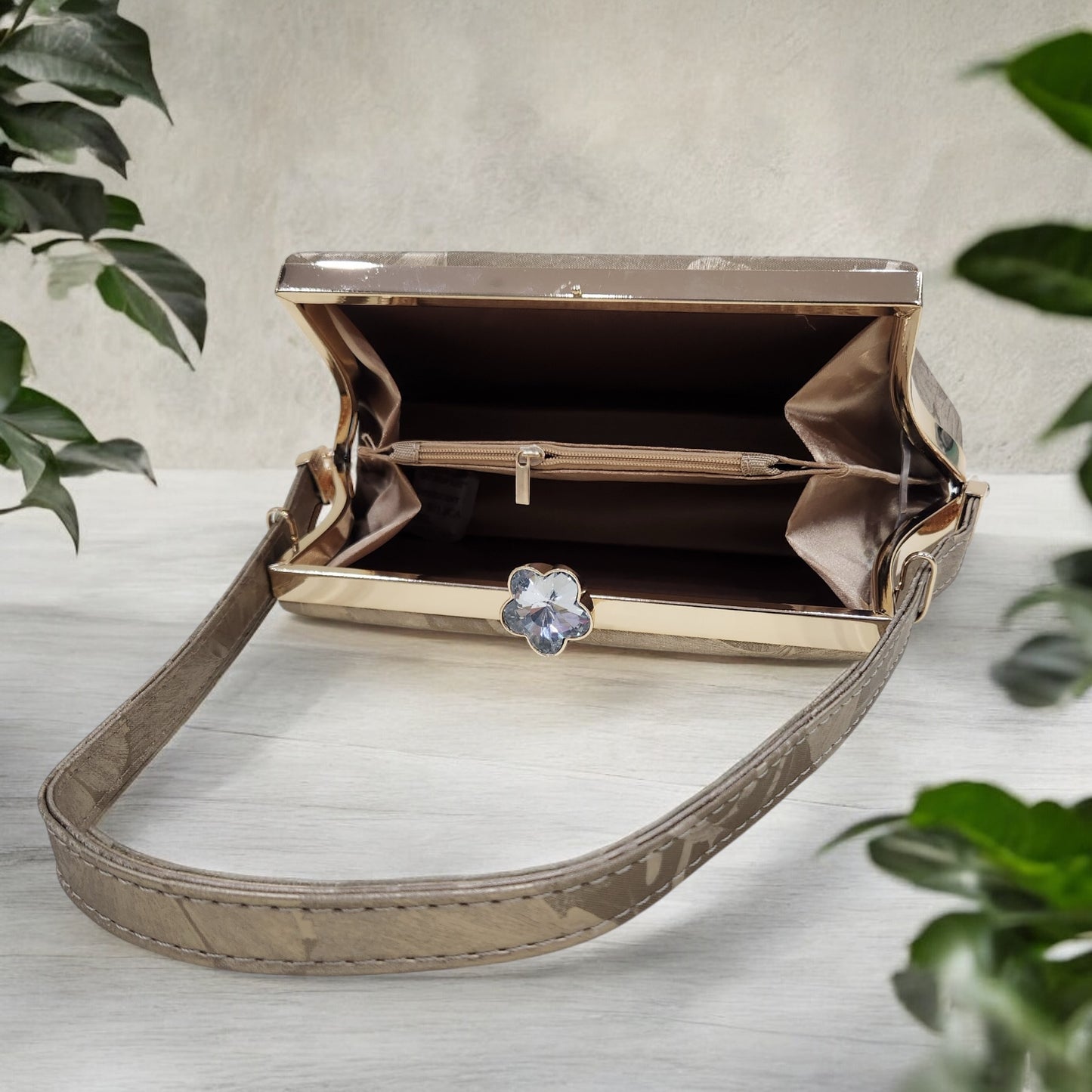 Trapezio Floral Gold Box Clutch
